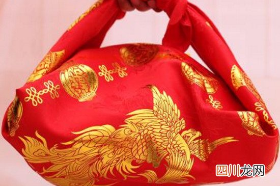 结婚拎包袱的人有什么讲究