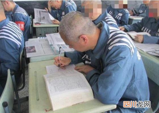 1992年，江苏一死刑犯天天抱字典研究，两年后法院通知他：改判