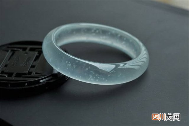 翡翠手镯和玉手镯哪个好？让我来解答你的疑惑！