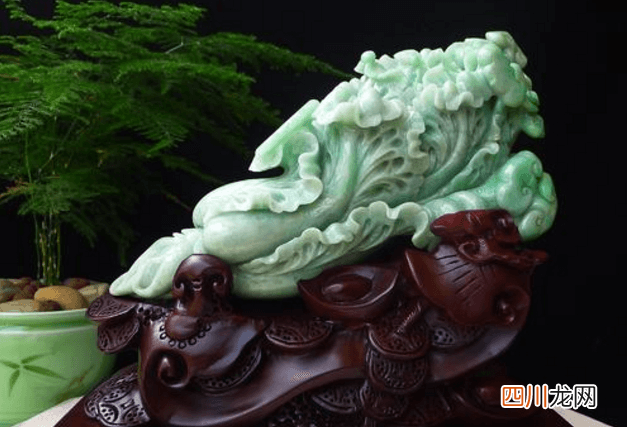 雕摆件用什么翡翠比较好？应该怎样选购翡翠摆件？