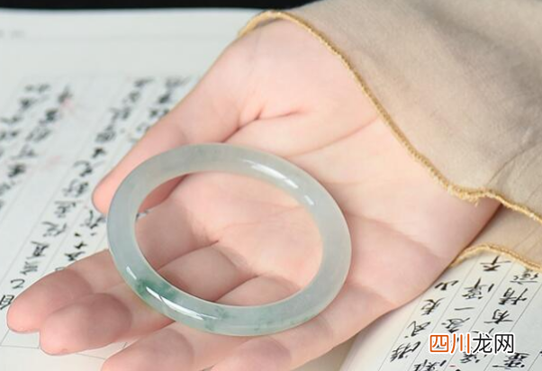 翡翠手镯送人有什么讲究？ 这份手镯送人和佩戴须知一定要知道