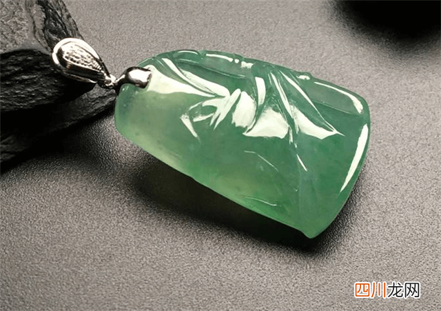 挑选糯种翡翠挂件有技巧，认准这四点准没错！