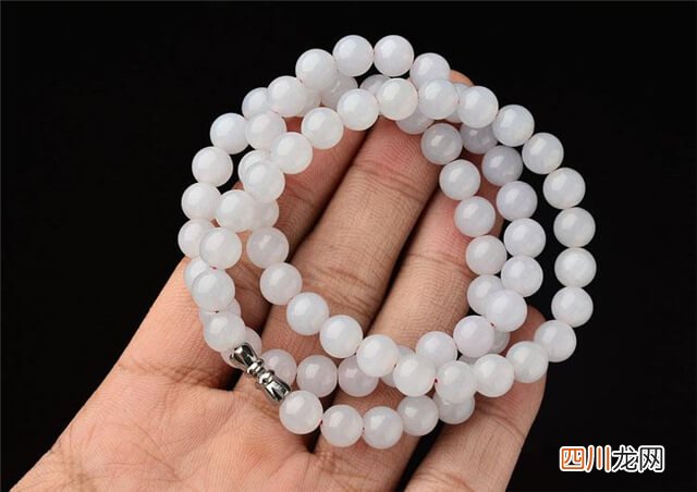 翡翠项链和翡翠吊坠有什么区别？究竟翡翠项链值多少钱？