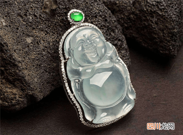 小小的一块翡翠项坠，为何有辟邪保佑平安的能耐？