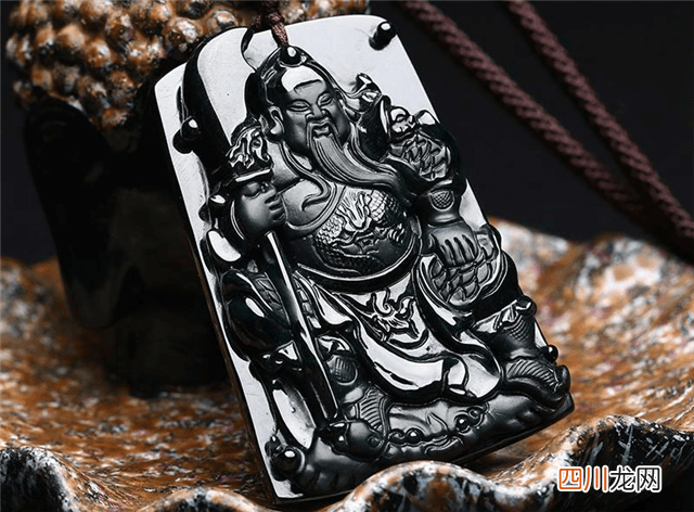 如果你选购的是这些翡翠玉挂件，记得要多留意眼睛部位！
