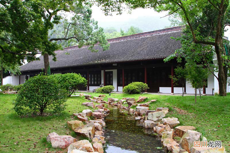 湖湘竞翠微，山水看雄奇
