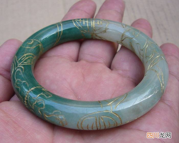 雕花翡翠手镯的价格是多少？为什么雕花越多的翡翠越没价值？