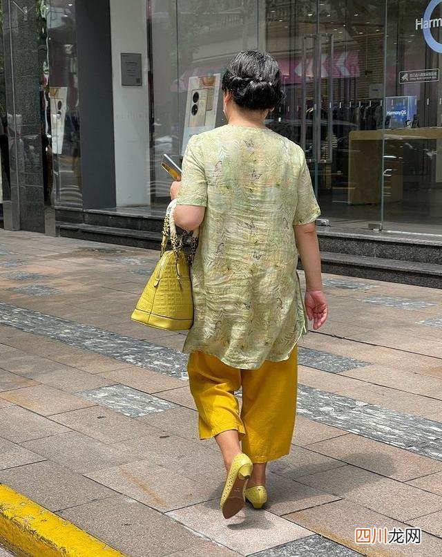 大俗就是大雅！这些上海大妈太会穿，巧搭艳色穿出高级感，佩服