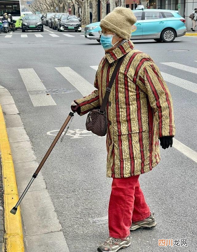 大俗就是大雅！这些上海大妈太会穿，巧搭艳色穿出高级感，佩服