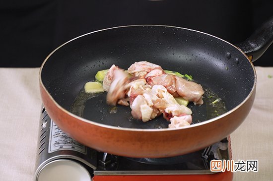 板栗烧鸡的做法