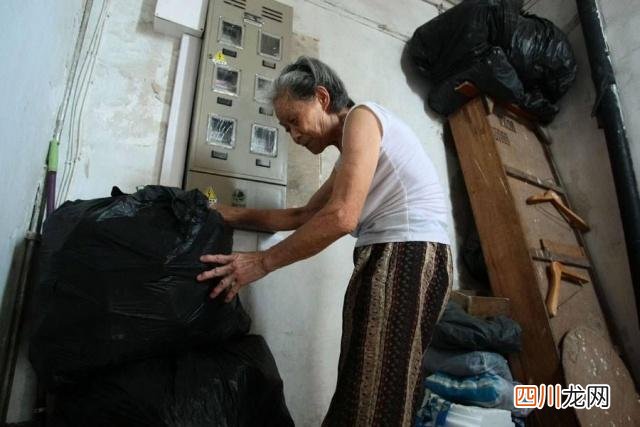 乡下婆婆穿破衣服接我下班 一个朋友的妈妈
