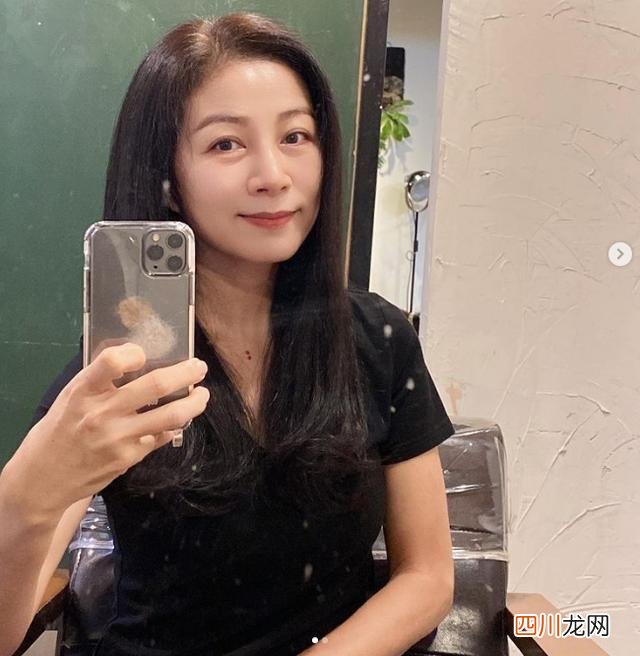 方文琳晒紧身照超火辣！56岁平坦腹肌比少女还狂
