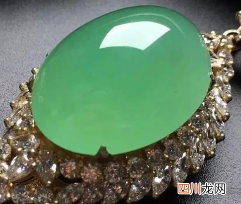 翡翠的价格为什么这么高，难道是商家在“炒作”？