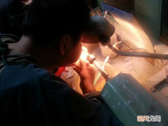 翡翠蛋面应该怎么挑？看完这篇文章你就懂了！