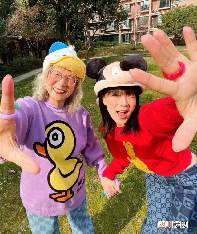 时尚与年纪无关，这几位80+奶奶的时髦穿搭，满头白发照样有魅力