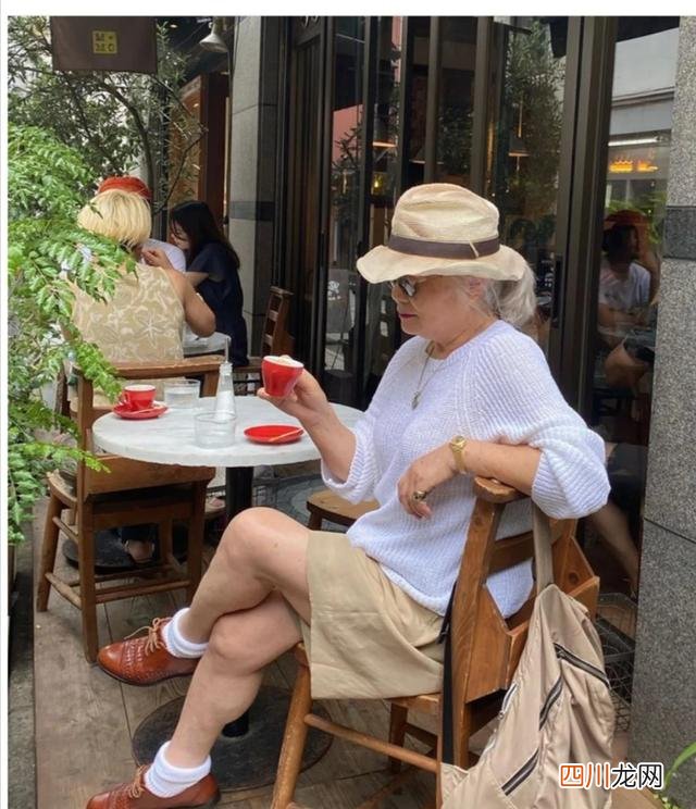 时尚与年纪无关，这几位80+奶奶的时髦穿搭，满头白发照样有魅力