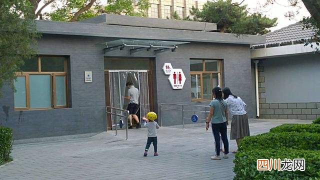 宝妈带男童进女厕所惹人嫌，出门如何带孩子如厕？异性父母这样做