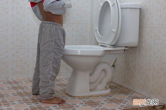 宝妈带男童进女厕所惹人嫌，出门如何带孩子如厕？异性父母这样做