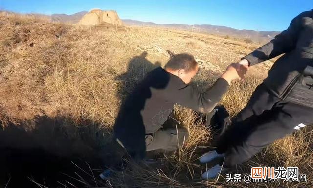 我的盗墓经历：挖到4件青铜器后不敢再往里挖了，怕洞塌了被活埋