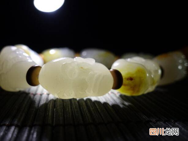 新疆和田玉山料十八罗汉手串多少钱及寓意是什么？十八罗汉手串的寓意
