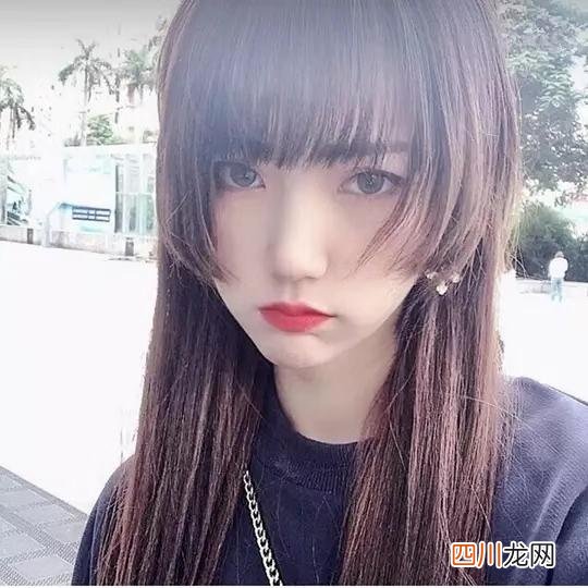 这种发型比“公主切”自然，比“波波头”轻盈，时尚减龄又显脸小