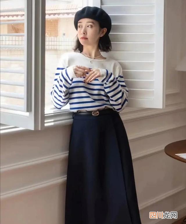 那些很有气质的女人，都爱“针织衫+半身裙”，精致优雅又显身材