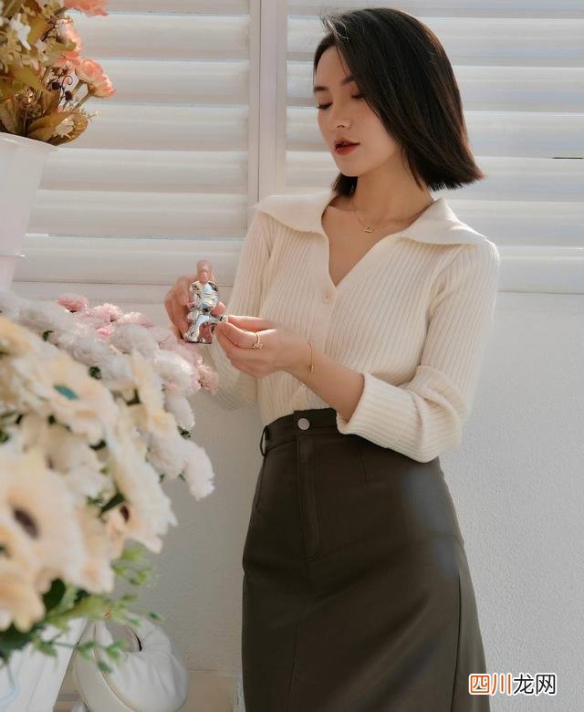 那些很有气质的女人，都爱“针织衫+半身裙”，精致优雅又显身材