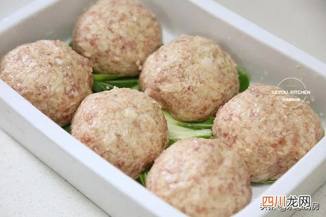 餐厅订年夜饭，常点的一道大菜，不煎不炸，蒸熟就可以上桌