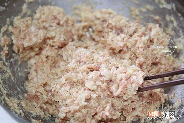 餐厅订年夜饭，常点的一道大菜，不煎不炸，蒸熟就可以上桌