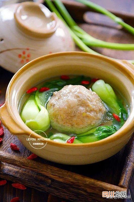 餐厅订年夜饭，常点的一道大菜，不煎不炸，蒸熟就可以上桌
