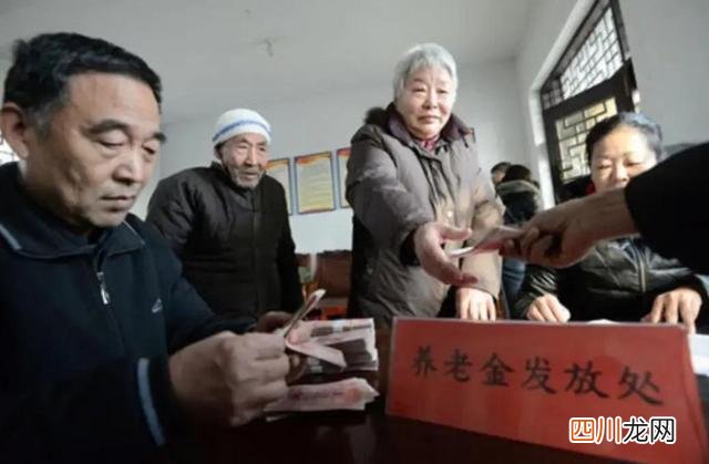 “最低档”社保缴满15年，60岁退休后，每月可领多少养老金？