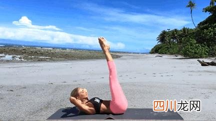 女生练腹部马甲线的动作 打造完美腹部线条，女性必须要练的10个瑜伽变体动作