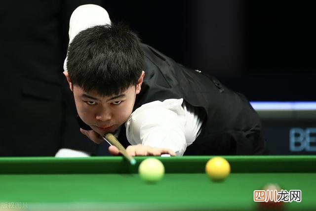 丁俊晖梁文博横扫晋级 中国老将夜里1点半晋级，丁俊晖飚出球王风采，梁文博输得郁闷