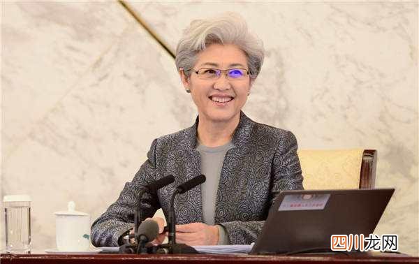 60岁女人满头白发，染发好看还是不染好看？选对发型染不染都好看