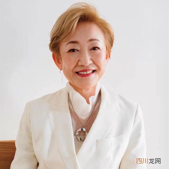60岁女人满头白发，染发好看还是不染好看？选对发型染不染都好看
