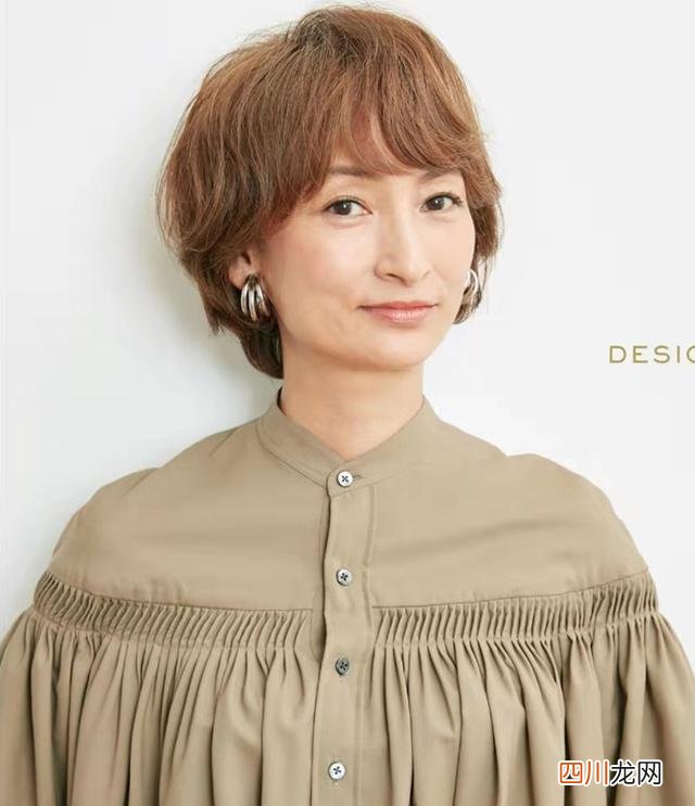 60岁女人满头白发，染发好看还是不染好看？选对发型染不染都好看