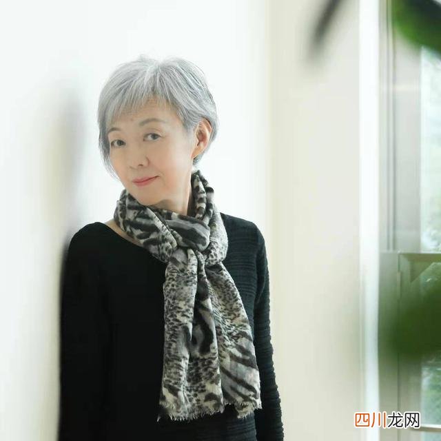 60岁女人满头白发，染发好看还是不染好看？选对发型染不染都好看