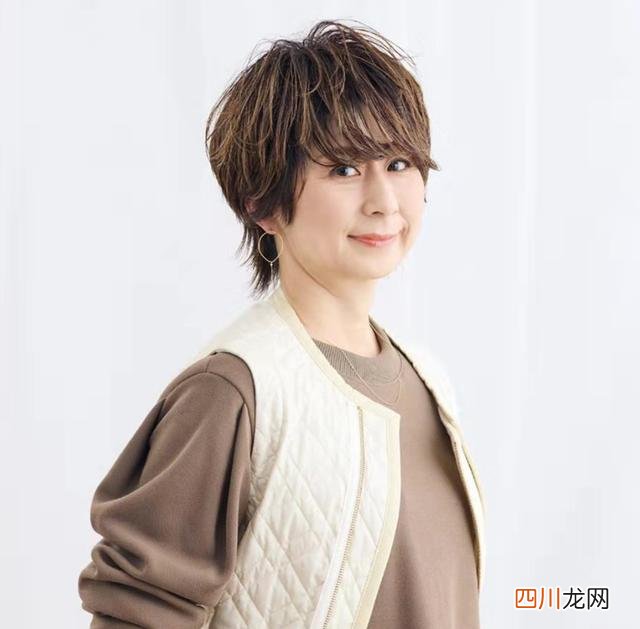 60岁女人满头白发，染发好看还是不染好看？选对发型染不染都好看
