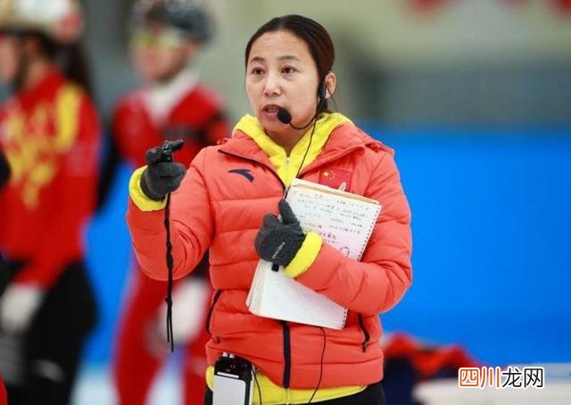 速滑教母李琰：第一位站在冬奥领奖台的运动员，王濛夺冠跪地致谢