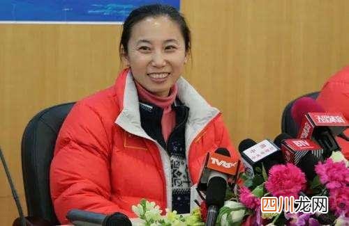 速滑教母李琰：第一位站在冬奥领奖台的运动员，王濛夺冠跪地致谢