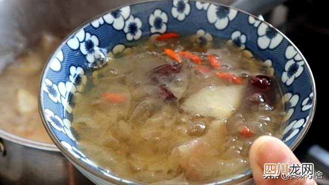 银耳莲子粥去火吗 银耳莲子粥，清热去火，营养好喝，一次熬一大锅不够喝