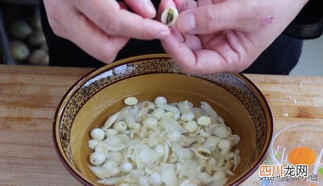 银耳莲子粥去火吗 银耳莲子粥，清热去火，营养好喝，一次熬一大锅不够喝