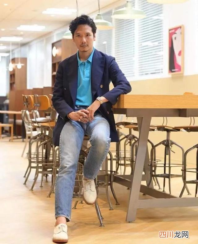 黑白灰穿搭男生 上了年纪的男人，别只穿黑白灰！这3种颜色，时尚减龄适合春天