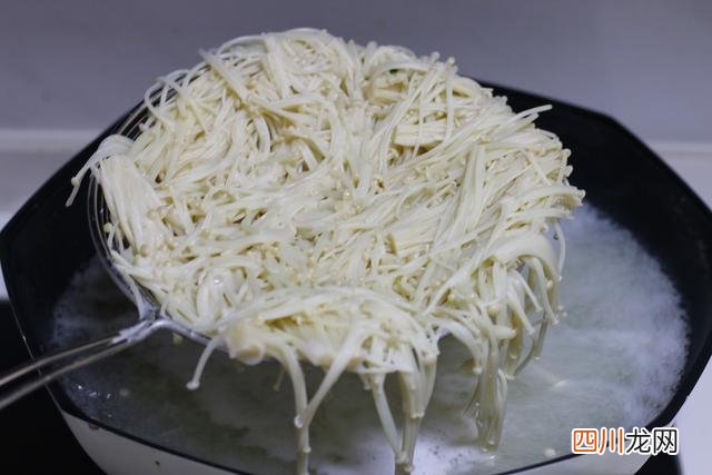 春节餐桌上，我家天天上桌的一道菜，酸爽可口，好吃不长胖