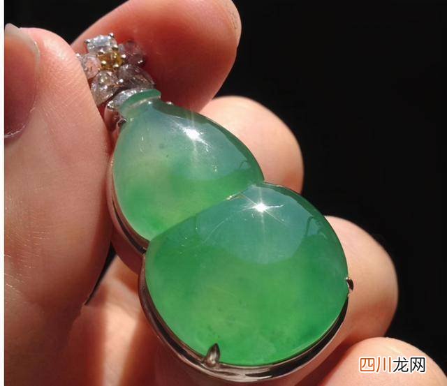 一面澳翠，一面“冰种翡翠”，澳洲玉究竟是什么？