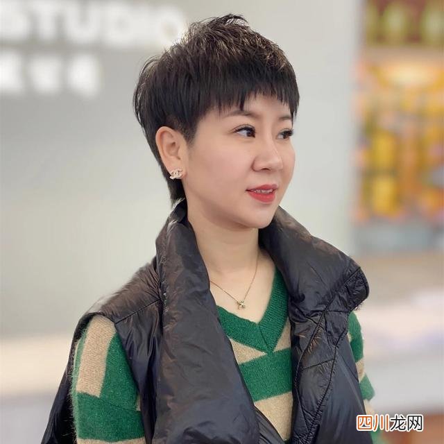 女人年纪大了，长发和短发哪个更适合？美发师：发质和发量说了算