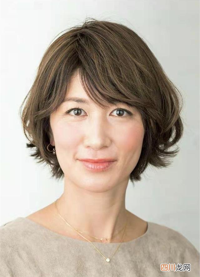 女人年纪大了，长发和短发哪个更适合？美发师：发质和发量说了算
