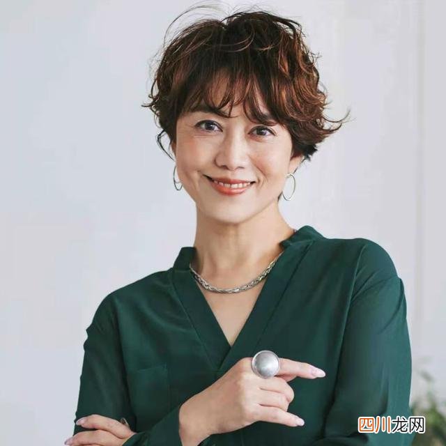 女人年纪大了，长发和短发哪个更适合？美发师：发质和发量说了算