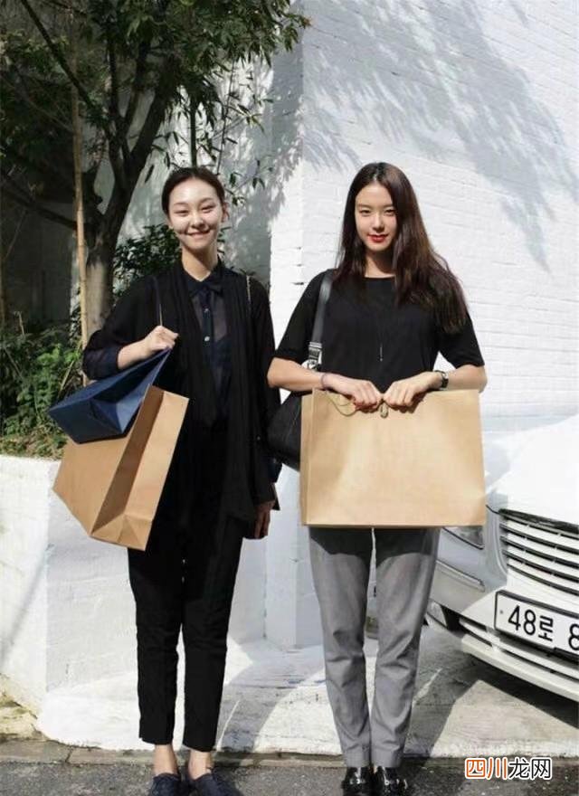 春天穿搭图片 春天“时髦精”姐妹出街LOOK，洋气有范，让人忍不住多看几眼