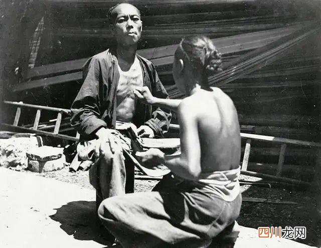 罕见老照片：清末福州街头辛苦谋生的劳动者，个个消瘦
